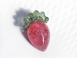 アベンチュリンとカイヤナイトによる苺のブローチ　～Pieraの画像