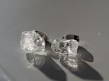 【一点物】 クォーツ (水晶) サージカルステンレスピアス 原石 鉱物 天然石 アレルギー対応 ハンドメイド (No.2349)の画像