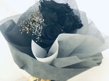プリザーブドフラワー大輪の黒薔薇の深く美しい輝き/3輪ふんわり花束ラッピングの画像