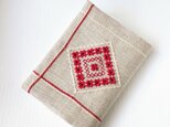 リネンの手刺繍ブックカバー   赤&キナリ  (A6/文庫本サイズ)の画像