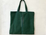 濃緑色の刺繍入り鞄の画像