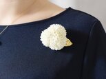 【コサージュ・ブローチ】こんもり咲いた花 アンティークやヴィンテージな真鍮の葉 ホワイト