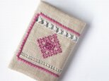 リネンの手刺繍ブックカバー   ほんわか ピンク(A6/ 文庫本サイズ )の画像