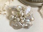 【ご予約済】花びら淡水真珠のブローチ・小さめサイズ（オフホワイト）の画像