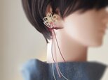 かたっぽイヤーカフ「咲キ染ム陽ニ」（アイボリー×淡ピンク×臙脂）