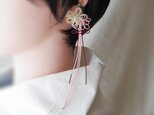 かたっぽイヤーカフ「咲キ染ム陽ニ」（アイボリー×淡ピンク×臙脂）