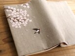 手刺繍のブックカバー『桜とツバメ』の画像