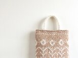 Nordic White - 北欧スタイルのお花柄かぎ針編みバッグ - straw colorの画像