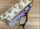 手刺繍ミモザのメガネ、ペンケースの画像