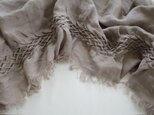 スモッキング刺繍の大判ストール・brownの画像