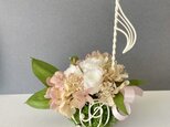 音符の花カゴ　ホワイト　ピンクリボン