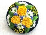 黄色いバラの花束（中）刺繍ブローチの画像