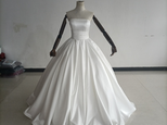 即納!豪華!オフホワイト ドレス Aライン ベアトップ サッシュベルト 華やかなトレーン 結婚式/披露宴/二次会