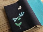 【受注生産】手刺繍のブックカバー『勿忘草』の画像