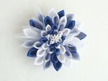 チュールを挟んだダリアのコサージュ　blue 3colors　つまみ細工《卒業式、入学式、結婚式》