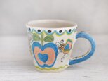 青いリンゴと蝶の色絵マグ（青い取っ手）