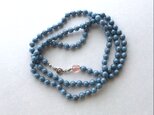 デニムブルーのロングネックレス【受注制作】／ガラスビーズ