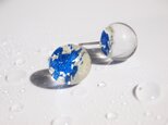 箔と樹脂のピアス・イヤリング -マリンブルー×クリア- 10mm シンプルスタッドの夏ジュエリーの画像
