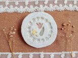 チューリップと小花の陶土ブローチ（化粧土）の画像