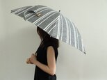 ランダムストライプコットンリネン/バンブー持ち手日傘の画像