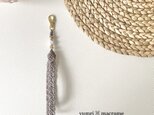 yumri ⌘ macrame パールビーズ玉マクラメレース　ストラップ［デザインD］グレーの画像