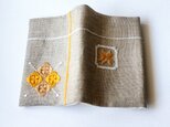 【専用商品です!】リネンの手刺繍ブックカバーオレンジ色の花(A6/ 文庫本サイズ )の画像