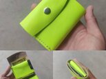 本革蛍光 ネオンイエローレザーのコンパクトなミニ財布　お札を折らずに収納