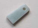 糸魚川翡翠　約2.3ミリ穴あき　翡翠のしずく　17の画像