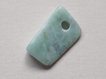 糸魚川翡翠　約2.3ミリ穴あき　翡翠のしずく　18の画像