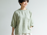 目を惹く大人可愛いリネンブラウス　フリル襟　 前後着用可能 2WAYブラウス　薄い緑色230609-3