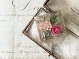 Lucite flower broochの画像