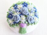 ブルーフラワーの花束　刺繍ブローチの画像