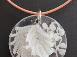 193.レース編みとレジンのペンダント〈Leaf〉シロの画像