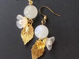 ムーンストーン×白いお花のゆらゆら揺れるピアス サージカルステンレス 金属アレルギー対応 イヤリング、ノンホールピアス変更無料の画像