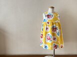 子供　浴衣地ひかえめフレアーワンピース　注染うちわ（黄色地）　100サイズ〈受注製作〉の画像