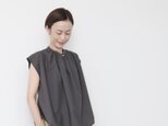 Madeleine blouse cottonrayon / sumiの画像