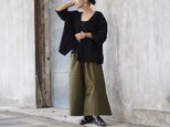 オリーブ/紐で絞ってウエスト調節するワイドパンツ