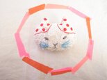 ねこのブローチ　みずたま刺繍　あかの画像