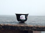 黒にカラフルな花文様◆中国産色絵金彩小ぶり猪口　茶杯　器　チャイナレトロ　シノワズリの画像