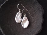 【SV】Petal Pearl Earrings／花びらパール フックピアス（Gray）の画像