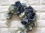 ダークブルーのバラとアナベルの三日月形シックなリース 　玄関　インテリア　記念日　プレゼント　祝い　の画像