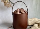 秋冬新作　上質イタリアンレザーのバケットバッグ　ダークブラウン　◆リバーシブル巾着袋付きの画像