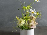 Whiteフラワーアレンジメント Sサイズの画像