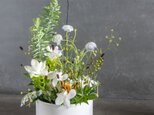 Whiteフラワーアレンジメント Lサイズの画像