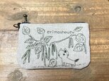「エリモショウズ畑に迷い込んだ猫」刺繍の小銭入れの画像