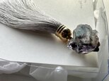 SALEパイライト付きフローライトの片耳ピアス　の画像