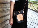 床革の手縫いスマホショルダー サコッシュ 肩掛けバッグ ブラック【受注生産品】の画像