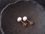 【K14gf】Baby Baroque Pearl Earrings／White・ベビーバロックパール スタッドピアスの画像