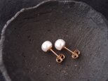 【K14gf】Baby Baroque Pearl Earrings/White・ベビーバロックパール スタッドピアスの画像
