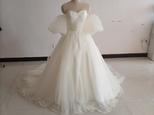 華やか ベアトップ リボン フリル 上質オーガンジー トレーンドレス 結婚式/披露宴/二次会の画像